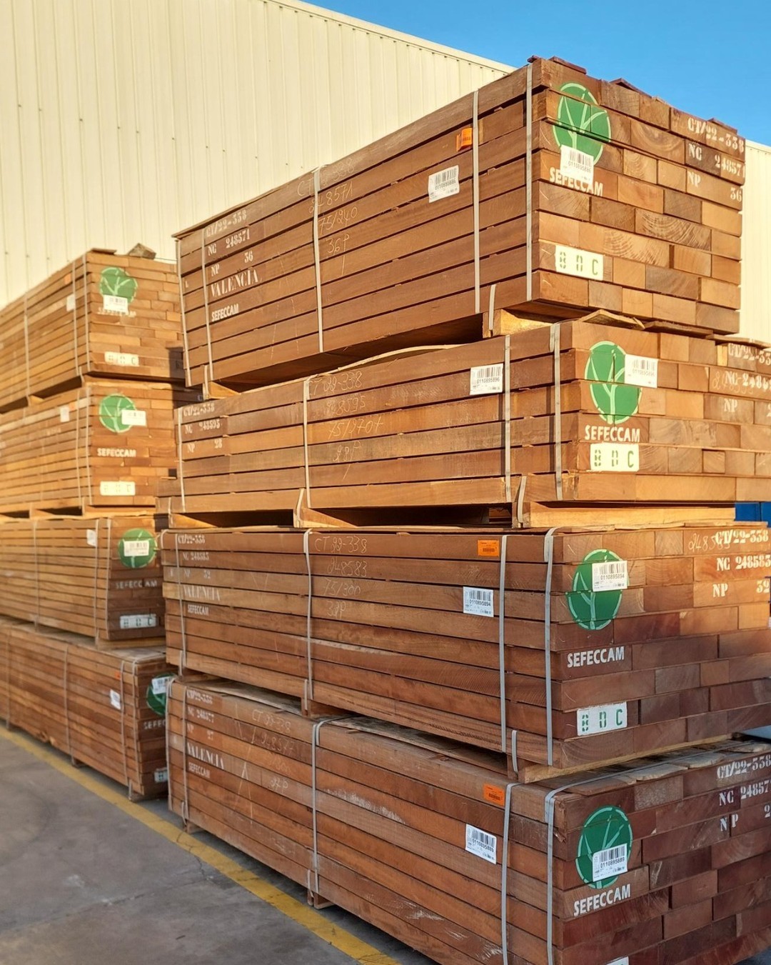 Ha llegado a nuestra central de Polinyà una nueva partida de Iroko. La madera de iroko es apreciada por su estabilidad y capacidad para resistir la intemperie. Es una elección popular en la construcción de embarcaciones, suelos, muebles y elementos arquitectónicos.🏗️
·
·
·
#gabarroinspira #proyectosamedida #amedida #madera #tableros #madera #arquitecturaydiseño #proyectosdemadera #exteriorismo #proyectosamedida #construccion #woodconstruction #listonesdemadera #woodesigns #machihembrado #fustaconstructiva #gabarroinspira #gabarrohermanos #lunawood #fustesdesde1907 #productividad #productivity #professional #calidad #fiable