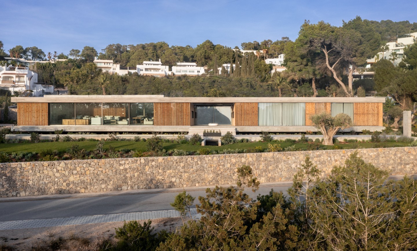 Precioso proyecto el de esta vivienda en Ibiza revestida con listones de madera termotratada de Lunawood, que brindan una apariencia moderna y a la vez natural a la vivienda.

Fotógrafo: Joan Torres
Arquitecto: Adrián Bedoya (BMA Arquitectura)